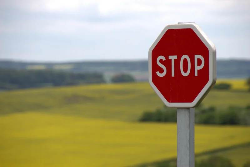 Comment choisir son panneau signalisation entreprise autour de Nantes